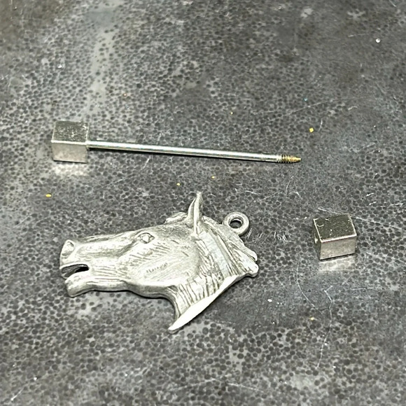 Horse head pewter pin - Picture 2 of 5